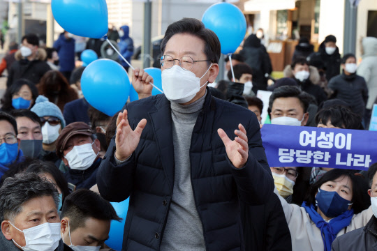 이재명 더불어민주당 대선 후보가 16일 강원도 강릉시 중앙시장을 방문, 즉석연설하며 지지를 호소하고 있다. <연합뉴스>
